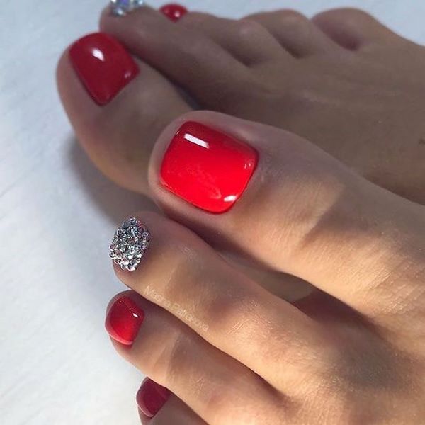Reka bentuk pedicure musim panas 2024: trend terkini dalam foto