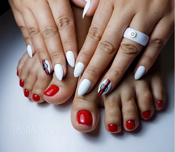 Reka bentuk pedicure musim panas 2024: trend terkini dalam foto