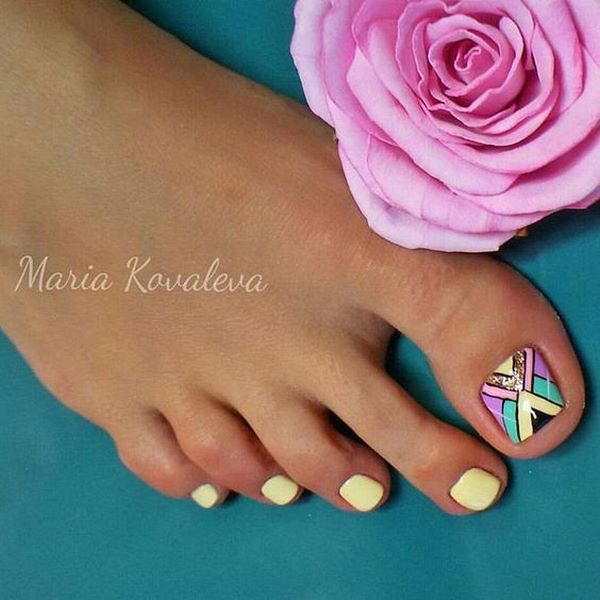 Reka bentuk pedicure musim panas 2024: trend terkini dalam foto