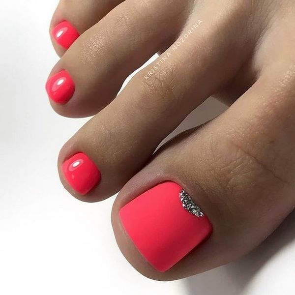 Reka bentuk pedicure musim panas 2024: trend terkini dalam foto