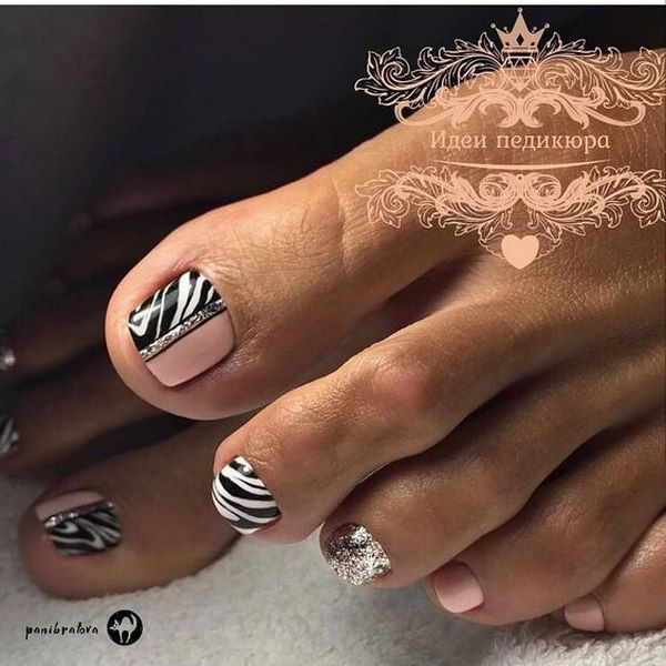 Reka bentuk pedicure musim panas 2024: trend terkini dalam foto
