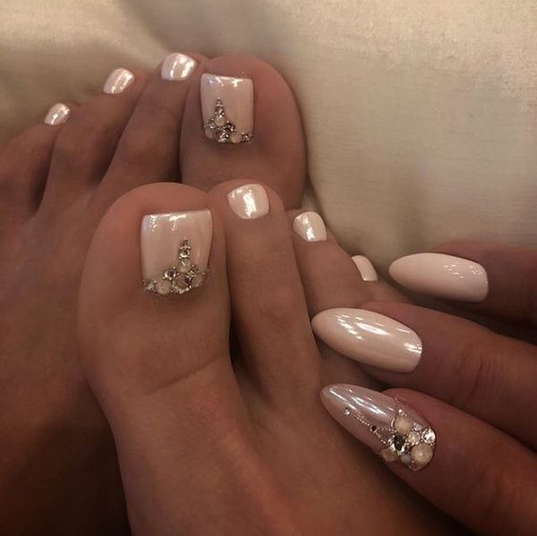 Reka bentuk pedicure musim panas 2024: trend terkini dalam foto