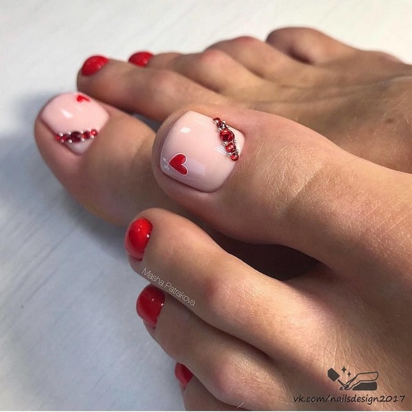 Reka bentuk pedicure musim panas 2024: trend terkini dalam foto