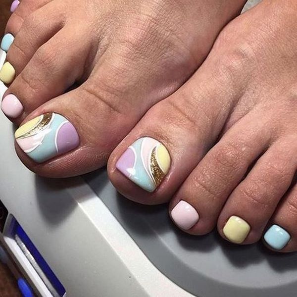 Reka bentuk pedicure musim panas 2024: trend terkini dalam foto