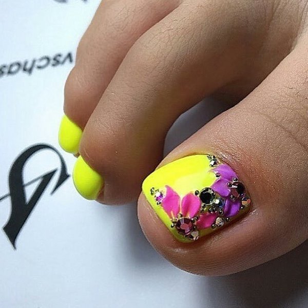 Reka bentuk pedicure musim panas 2024: trend terkini dalam foto
