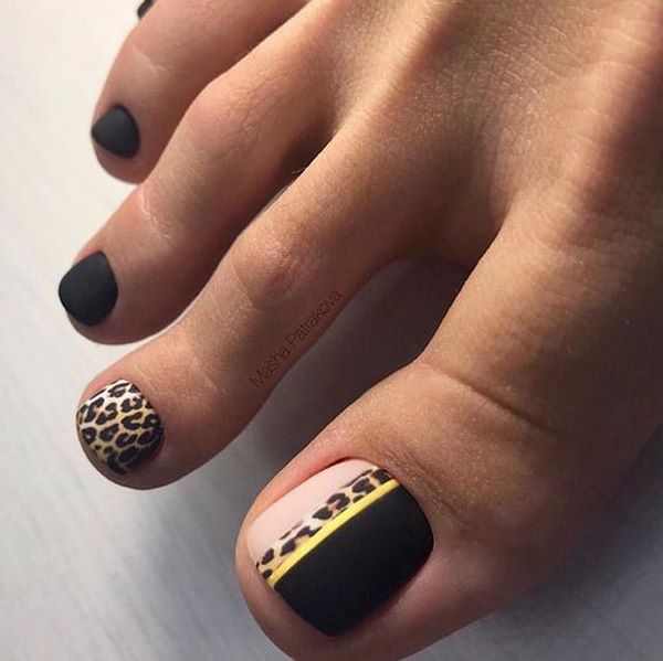 Reka bentuk pedicure musim panas 2024: trend terkini dalam foto