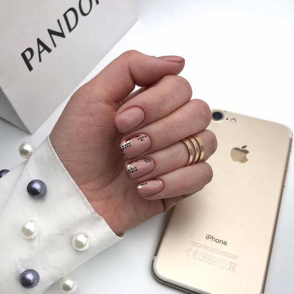 Idea bergaya manicure neutral 2024-2025: berita terkini dan imej teratas