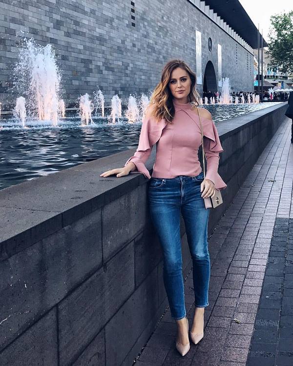 Jeans wanita bergaya baru: model dan gaya terbaik musim ini 2024-2025