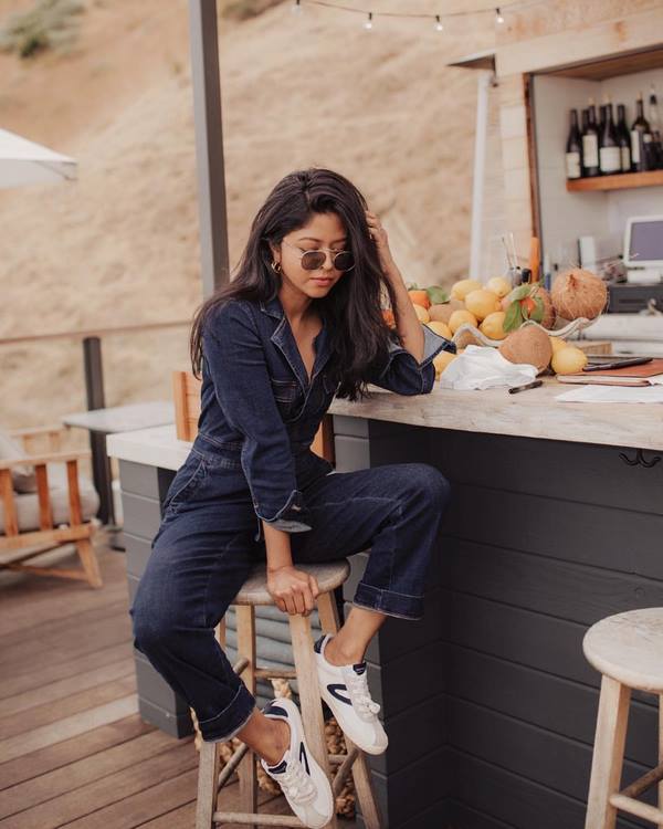 Jeans wanita bergaya baru: model dan gaya terbaik musim ini 2024-2025